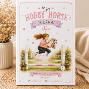 Voorkant van Mijn Hobby Horse Journal, een fysiek invulboek voor kinderen met trainingen, wedstrijden en Hobby Horse herinneringen.