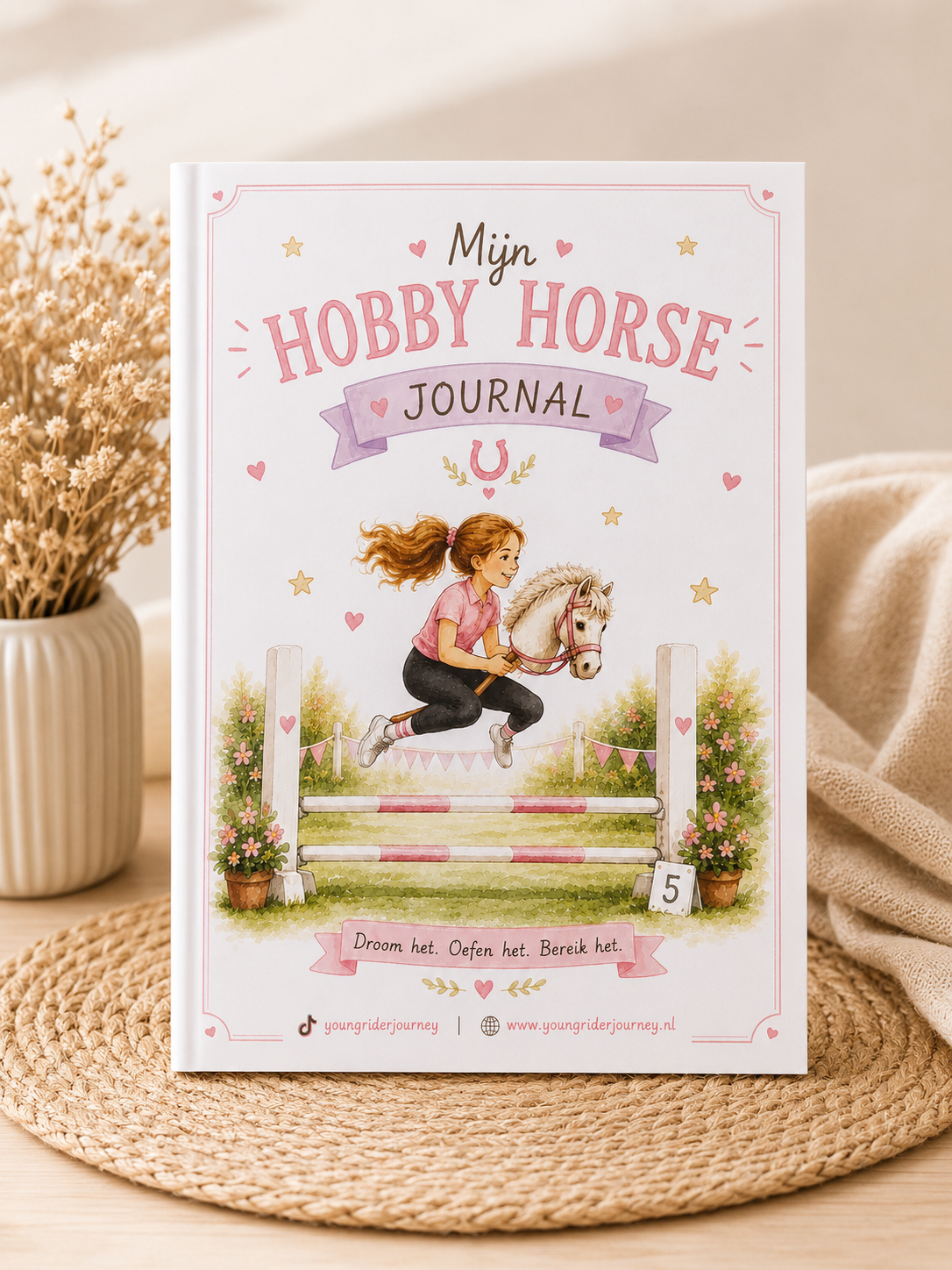 Voorkant van Mijn Hobby Horse Journal, een fysiek invulboek voor kinderen met trainingen, wedstrijden en Hobby Horse herinneringen.